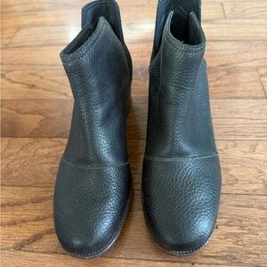 Sorel Black Leather and Suede Ankle Boots size 8
